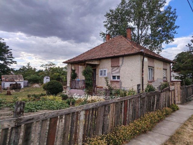 Eladó családi ház, Jászkisérén 10.49 M Ft, 2 szobás