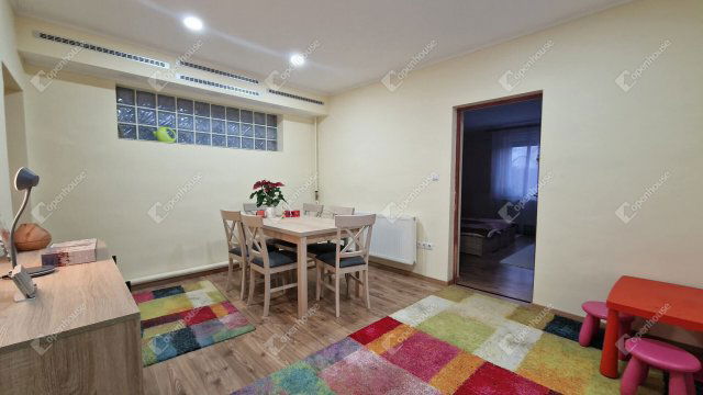 Eladó családi ház, Ácson 64.9 M Ft, 6 szobás