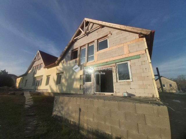 Eladó sorház, Veresegyházon 250 M Ft, 1 szobás