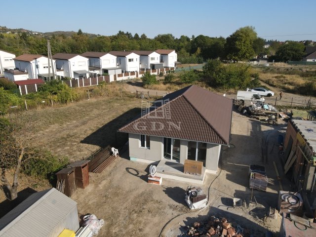 Eladó családi ház, Vácon 115 M Ft, 4 szobás