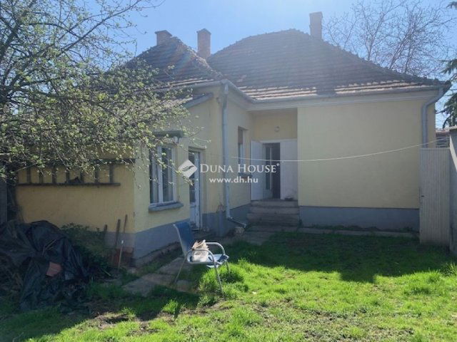 Eladó családi ház, Tatán 59.9 M Ft, 3 szobás