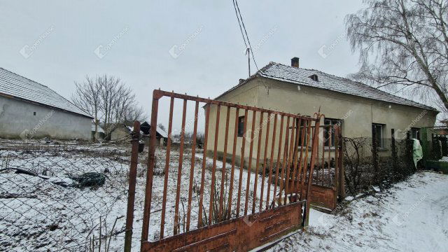 Eladó családi ház, Ácson 26.5 M Ft, 3 szobás