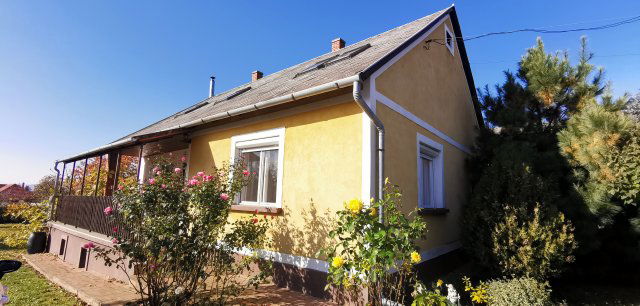 Eladó családi ház, Káptalantótin 76.824 M Ft, 4+1 szobás