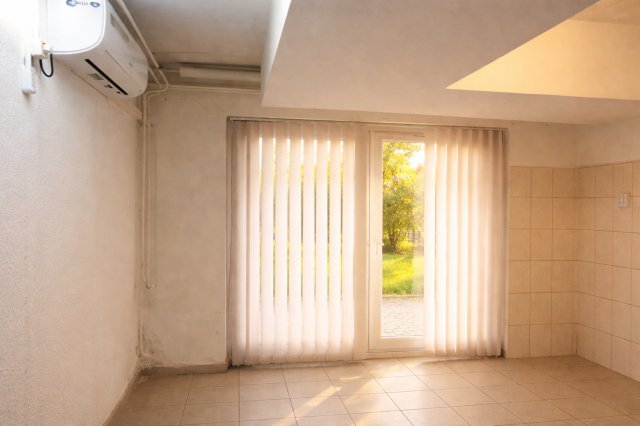 Eladó üzlethelyiség, Ajkán, Alkotmány utcában 18.4 M Ft