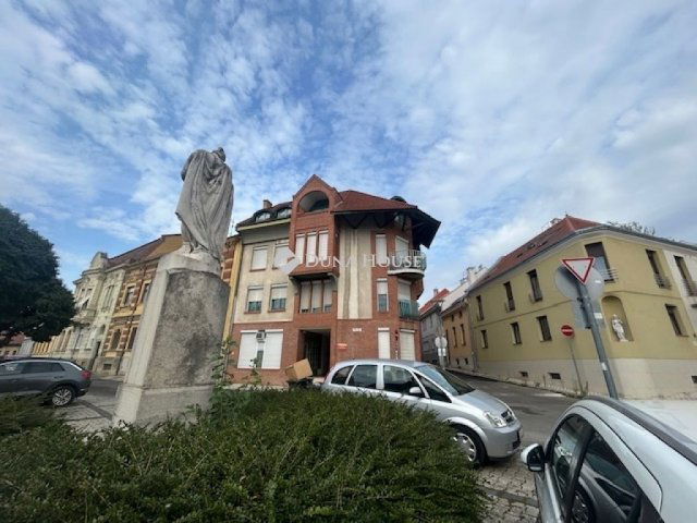 Eladó téglalakás, Pécsett 109.9 M Ft, 4 szobás
