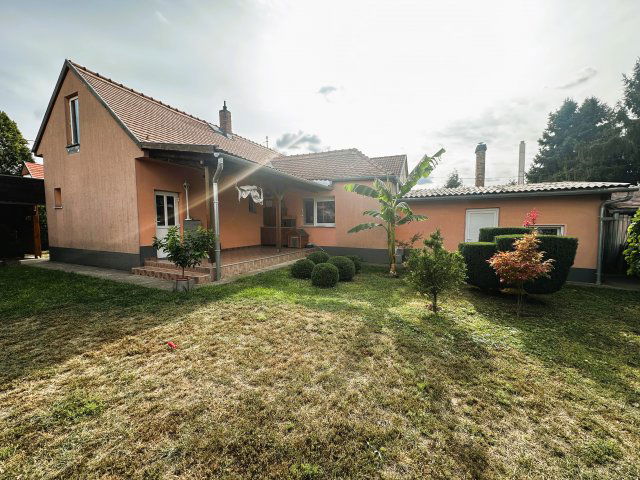 Eladó családi ház, Pécsett 81.9 M Ft, 2 szobás