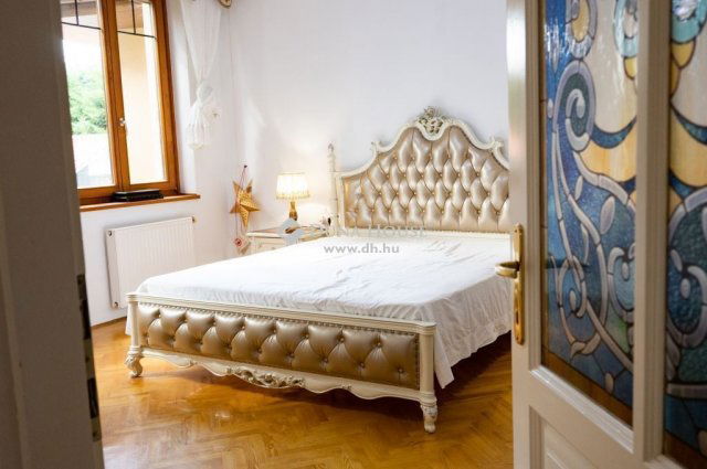 Eladó családi ház, Kecskeméten 248 M Ft, 8 szobás