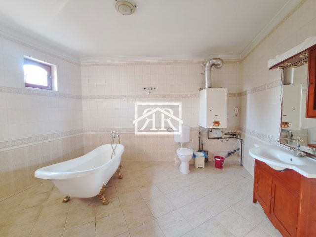 Kiadó családi ház, albérlet, Szegeden, Nádas utcában, 9 szobás