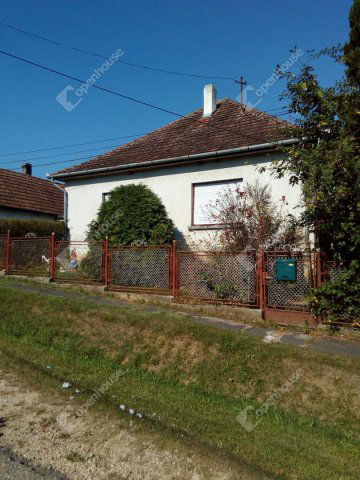 Eladó családi ház, Várföldén 30 M Ft, 4 szobás