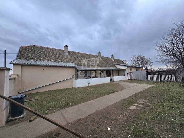 Eladó családi ház, Baján 39 M Ft, 5 szobás