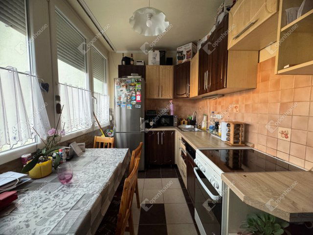 Eladó panellakás, Sárváron 47.5 M Ft, 2 szobás