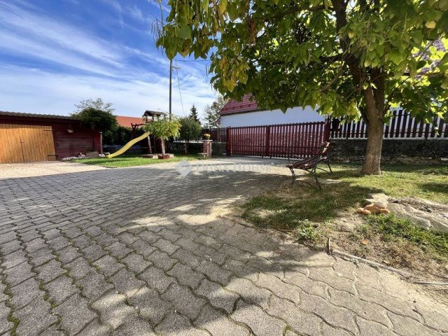 Eladó családi ház, Bakonyszentkirályon 59.5 M Ft, 4 szobás