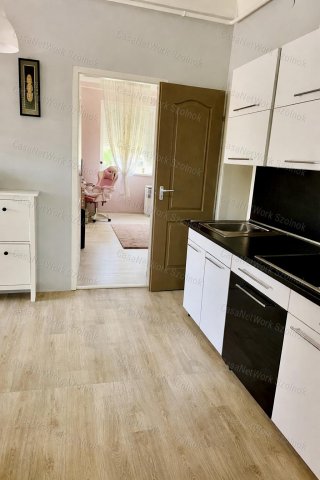 Eladó családi ház, Újszászon 27.5 M Ft, 2 szobás