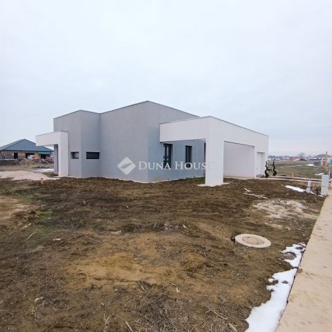 Eladó családi ház, Deszken 124.9 M Ft, 4 szobás