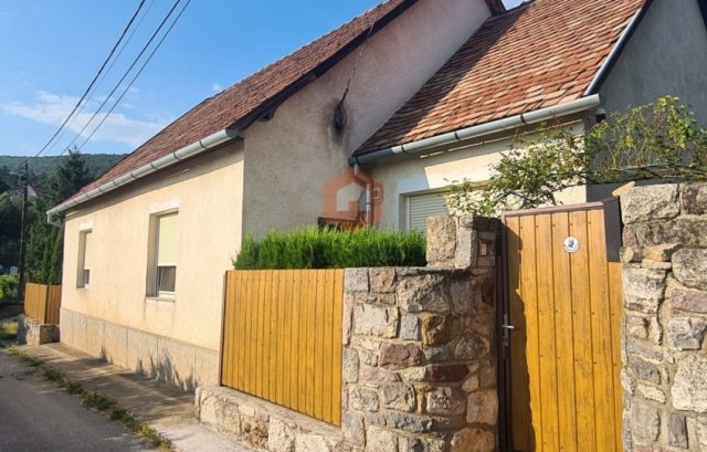 Eladó családi ház, Pécsett 89 M Ft, 2 szobás