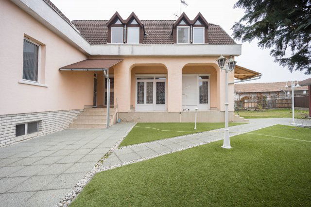 Eladó családi ház, Balassagyarmaton 120 M Ft, 5 szobás