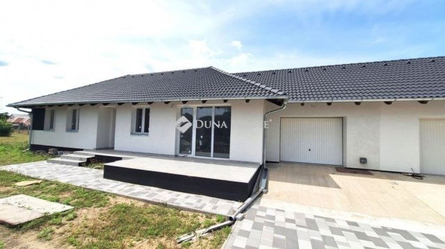 Eladó ikerház, Hernádon 73.5 M Ft, 5 szobás