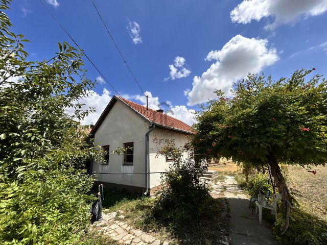 Eladó családi ház, Törtelen 5.5 M Ft, 2 szobás