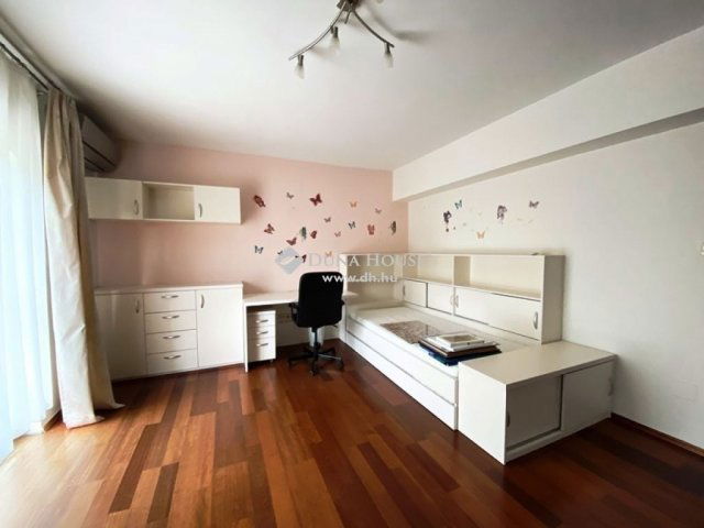 Eladó családi ház, Gödön 320 M Ft, 7 szobás