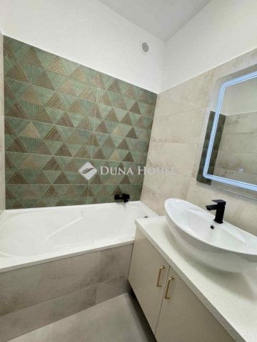 Eladó panellakás, Pécsett 51.9 M Ft, 3 szobás