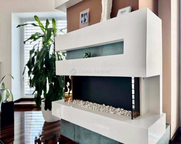 Eladó családi ház, Pécsett 425 M Ft, 6 szobás