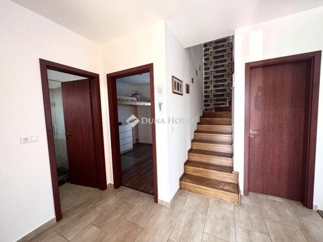 Eladó családi ház, Pécsett 129.99 M Ft, 5 szobás