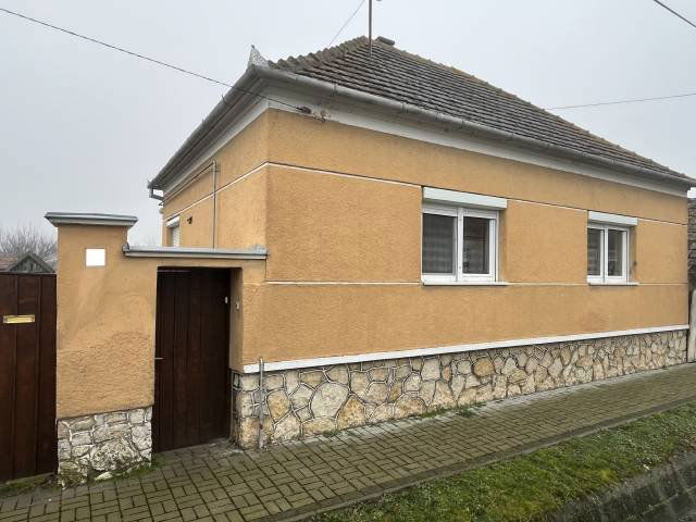Eladó családi ház, Mezőlakon 36.5 M Ft, 3 szobás
