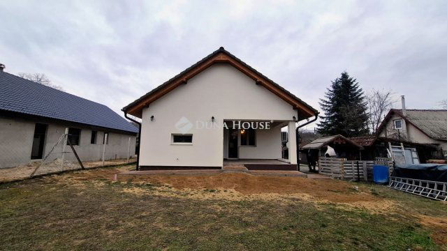 Eladó családi ház, Szadán 122.9 M Ft, 3 szobás