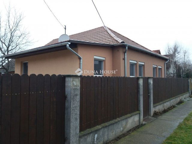 Eladó családi ház, Balatonszabadiban 89.9 M Ft, 5 szobás