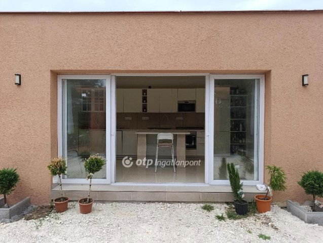 Eladó családi ház, Érden 249.9 M Ft, 10 szobás