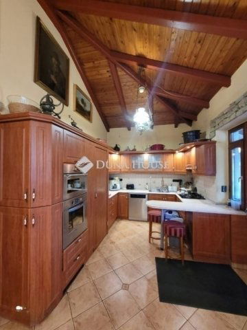 Eladó családi ház, Vecsésen 149.9 M Ft, 5 szobás