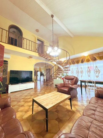 Eladó családi ház, Budapesten, III. kerületben 250 M Ft