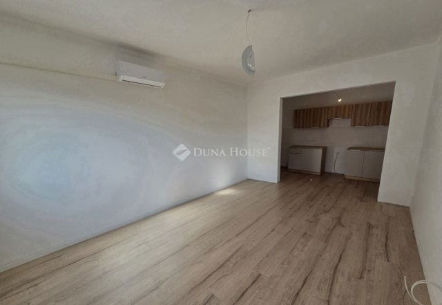 Eladó panellakás, Veszprémben 54.9 M Ft, 3 szobás