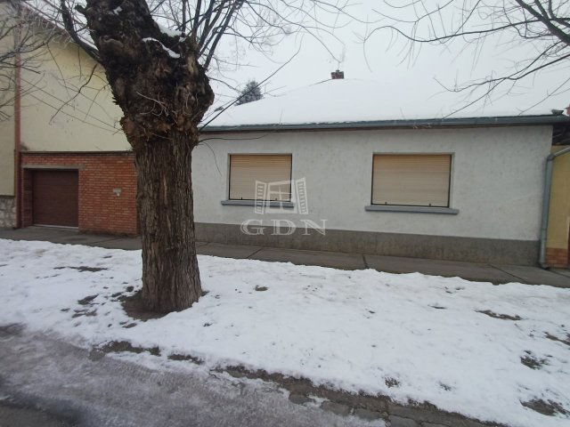 Eladó családi ház, Baján 55 M Ft, 2+1 szobás