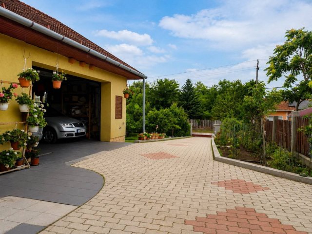 Eladó családi ház, Szigetszentmiklóson 159.9 M Ft, 5 szobás