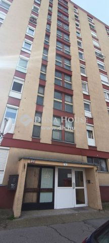 Eladó panellakás, Pécsett 41.9 M Ft, 2 szobás