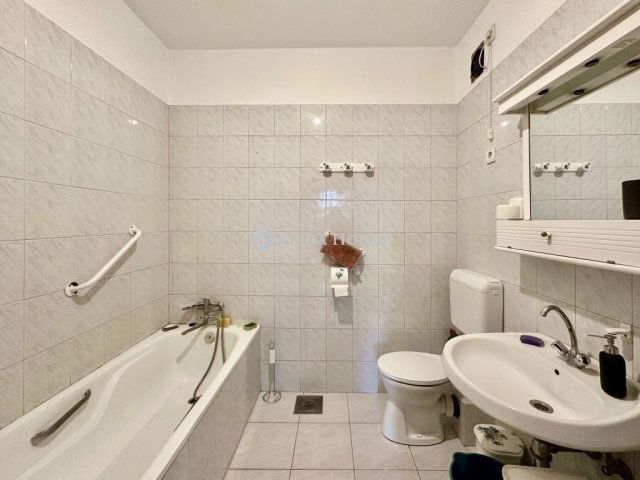 Eladó téglalakás, Pécsett 109 M Ft, 4 szobás