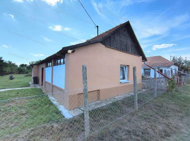 Eladó családi ház, Tiszaroffon 5.9 M Ft, 2 szobás