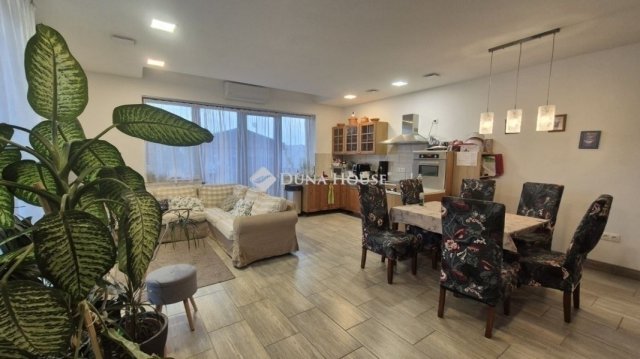 Eladó családi ház, Mogyoródon 158.499 M Ft, 6 szobás