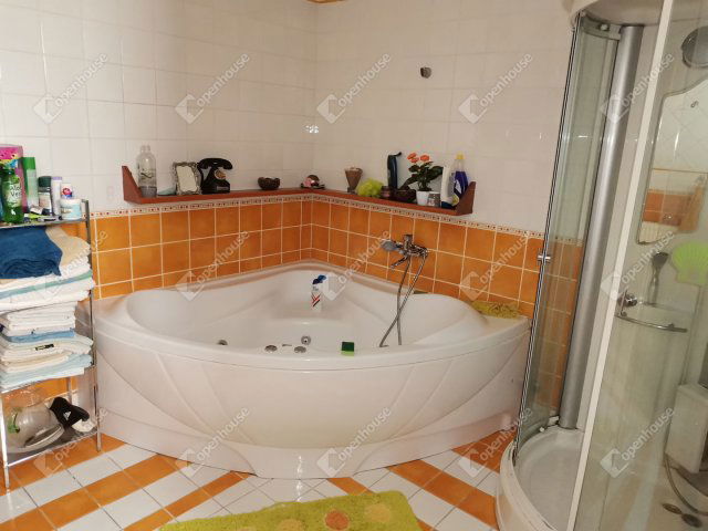 Eladó családi ház, Kisbéren 100 M Ft, 7 szobás