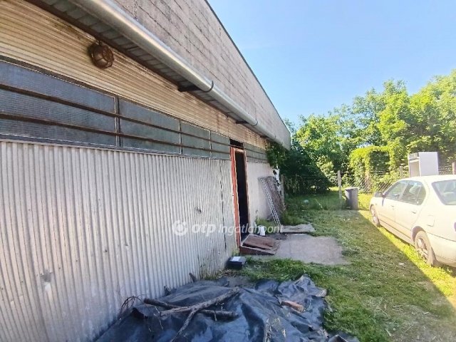 Eladó üzlethelyiség, Kisújszálláson 15.5 M Ft