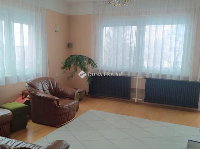 Eladó családi ház, Szentmártonkátán 77 M Ft, 6 szobás