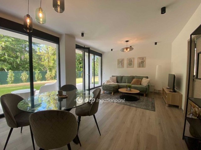 Eladó nyaraló, Balatonfenyvesen 139 M Ft, 3 szobás