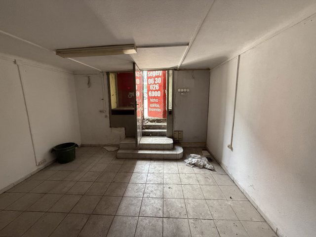 Eladó üzlethelyiség, Budapesten, XIII. kerületben, Váci úton