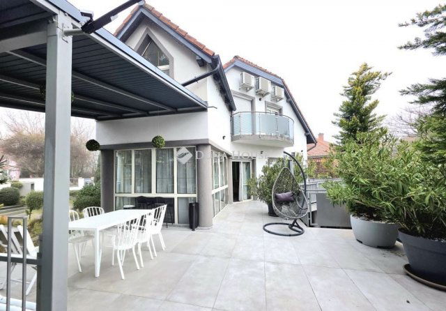 Eladó családi ház, Biatorbágyon 349.9 M Ft, 7 szobás