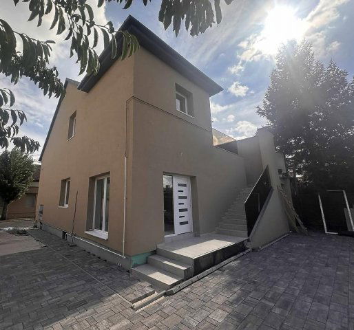 Eladó családi ház, Budapesten, XV. kerületben 85 M Ft, 4 szobás