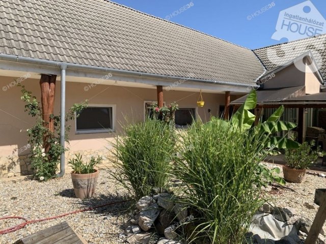 Eladó családi ház, Hőgyészen 38 M Ft, 4 szobás