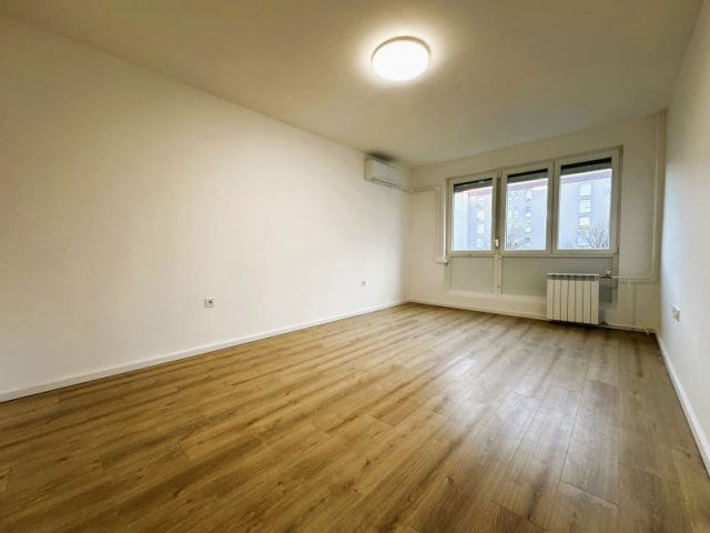 Eladó panellakás, Pécsett 43.99 M Ft, 1 szobás