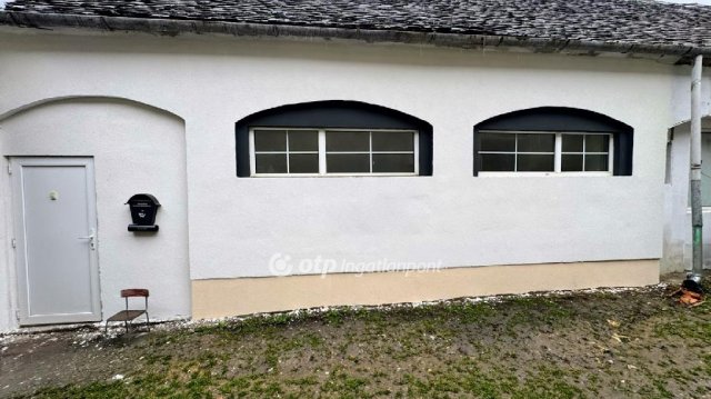 Eladó téglalakás, Pápán 19.9 M Ft, 2+1 szobás