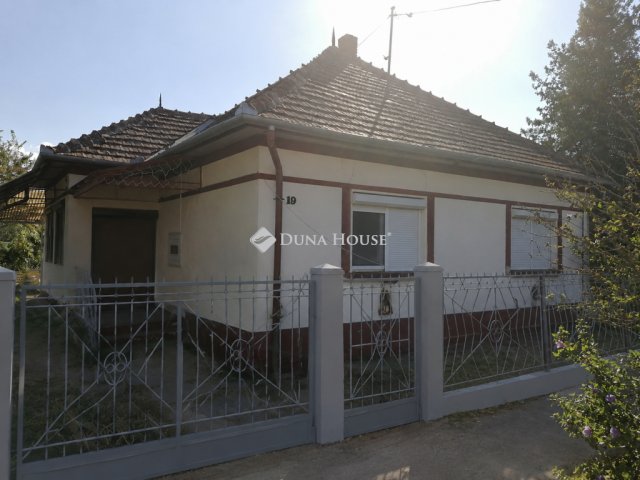 Eladó családi ház, Tápiószecsőn 42.9 M Ft, 2 szobás